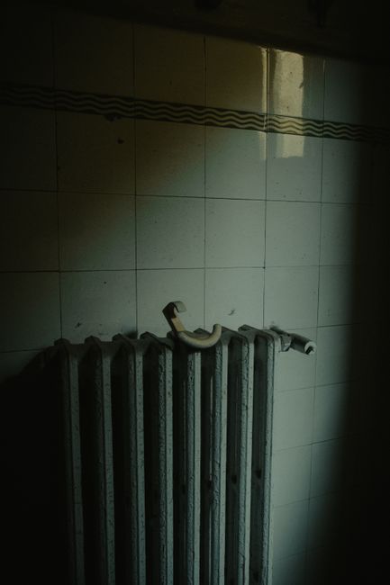 Radiator med termostatventil i en bolig