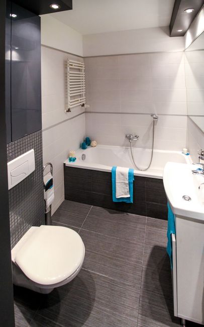 Nyt toilet monteret på et rent badeværelse